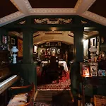 Sheddington Manor - 2 Bedroom Guest House & Cinema