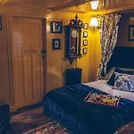 Sheddington Manor - 2 Bedroom Guest House & Cinema