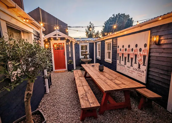 Sheddington Manor - 2 Bedroom Guest House & Cinema