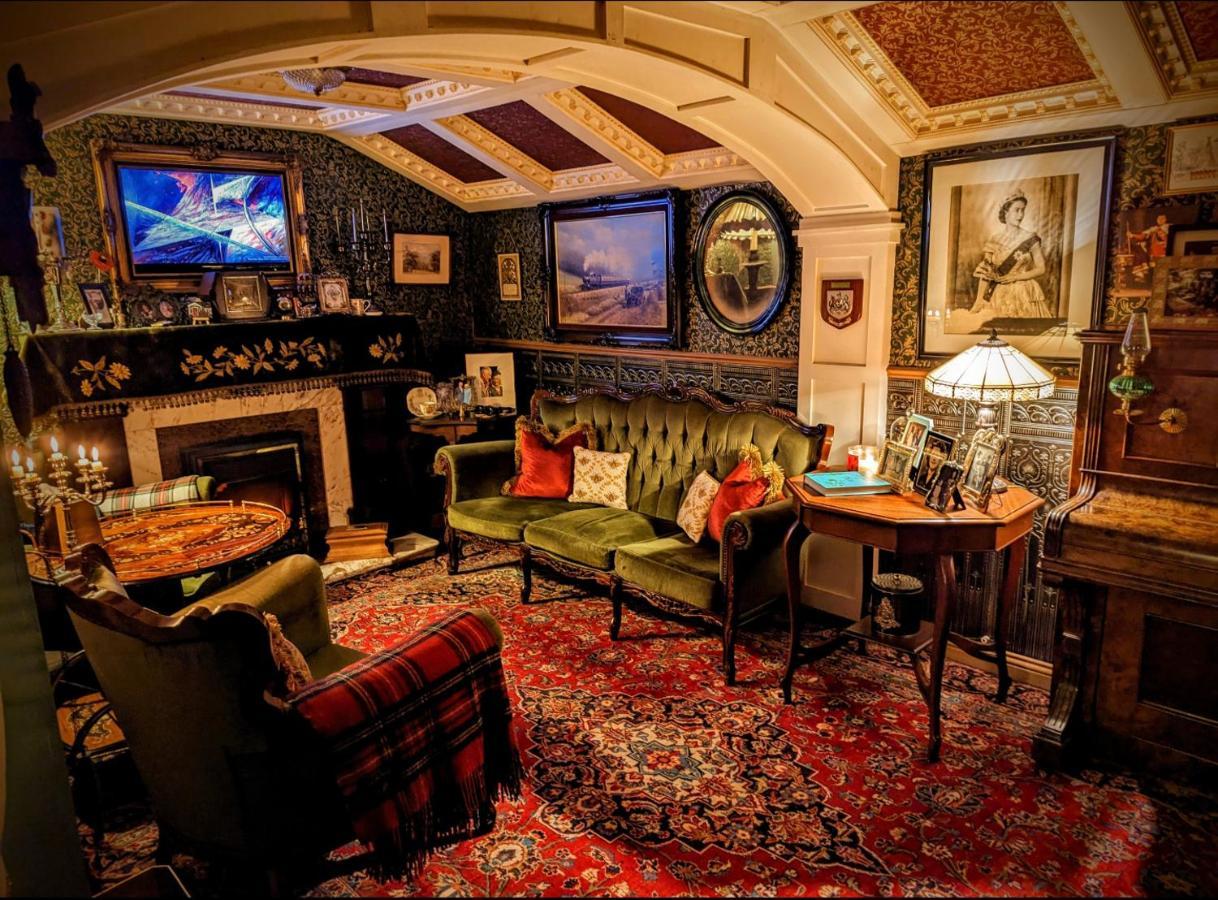 Sheddington Manor - 2 Bedroom & Cinema Guest house
